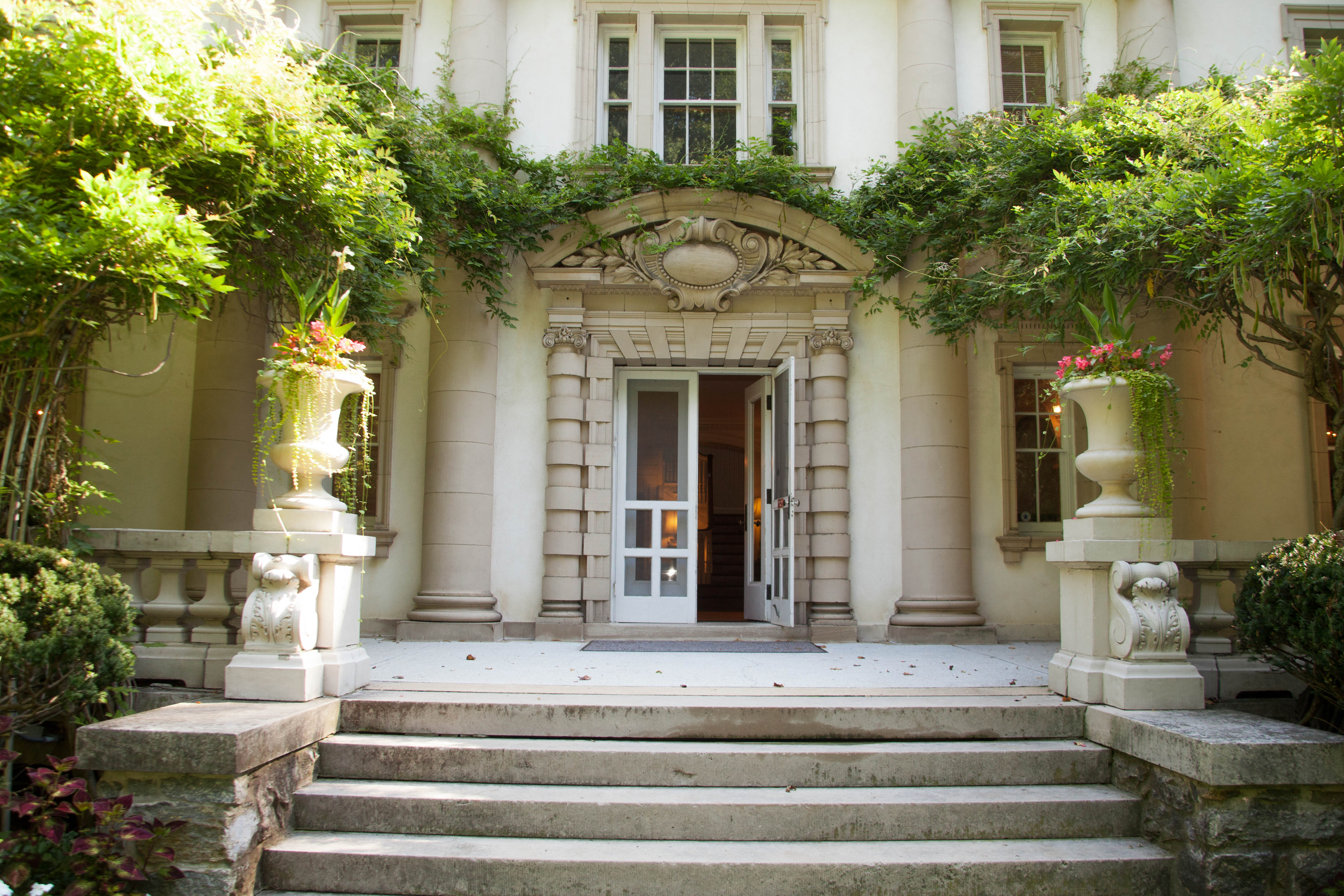 the entryway to Liriodendron Mansion in the summer